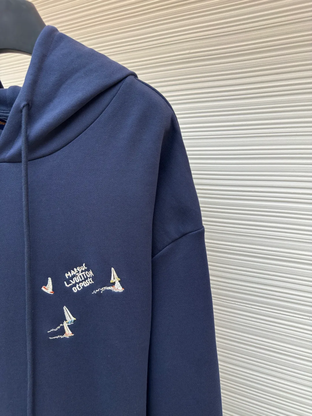 LOUIS VUITTON embroidered sailing letter hooded sweatshirt ●Authentic product: Purchased and developed by 16324 ●Item number: 1680243-A90 ●Fabric: pure cotton ●Technology: embroidery ●Version: fitted version ●Weight: about 885 grams ●Size: S-M-L-XL ●Description: Made with custom-made pure cotton fabrics, the texture is comfortable and soft, skin-friendly and non-irritating. It is decorated with sailboat embroidery on the front and back. It uses tatami technology to embroider sailboat patterns and letters in colorful colors. The colors are dyed according to the body fabric. The overall line is straight and delicate, the fabric is comfortable and soft, and the color is consistent without color difference. It can be matched with the same style to create a fashionable look and control various occasions. Customized accessories, complete three standards, same style for men and women!